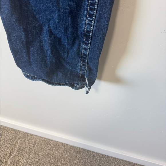 Excellent condition besides little slits on ends as pictured! Size 34x30:) - Picture 6 of 6